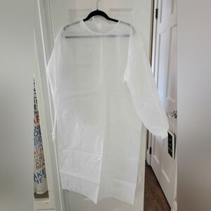 Lot of SIX Heavyweight disposible hospital/craft/cosmetic gowns